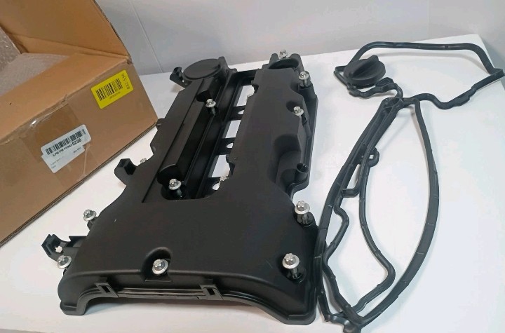 Tapa de Punterias Válvulas Chevy Cruze Sonic Trax 1.4L Turbo Con Empaque y Tornillos (55573746) marca American autoparts número de parte 55573746 — Garza Refacciones